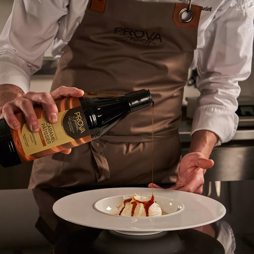 Person pouring sauce from a Prova bottle onto a dish