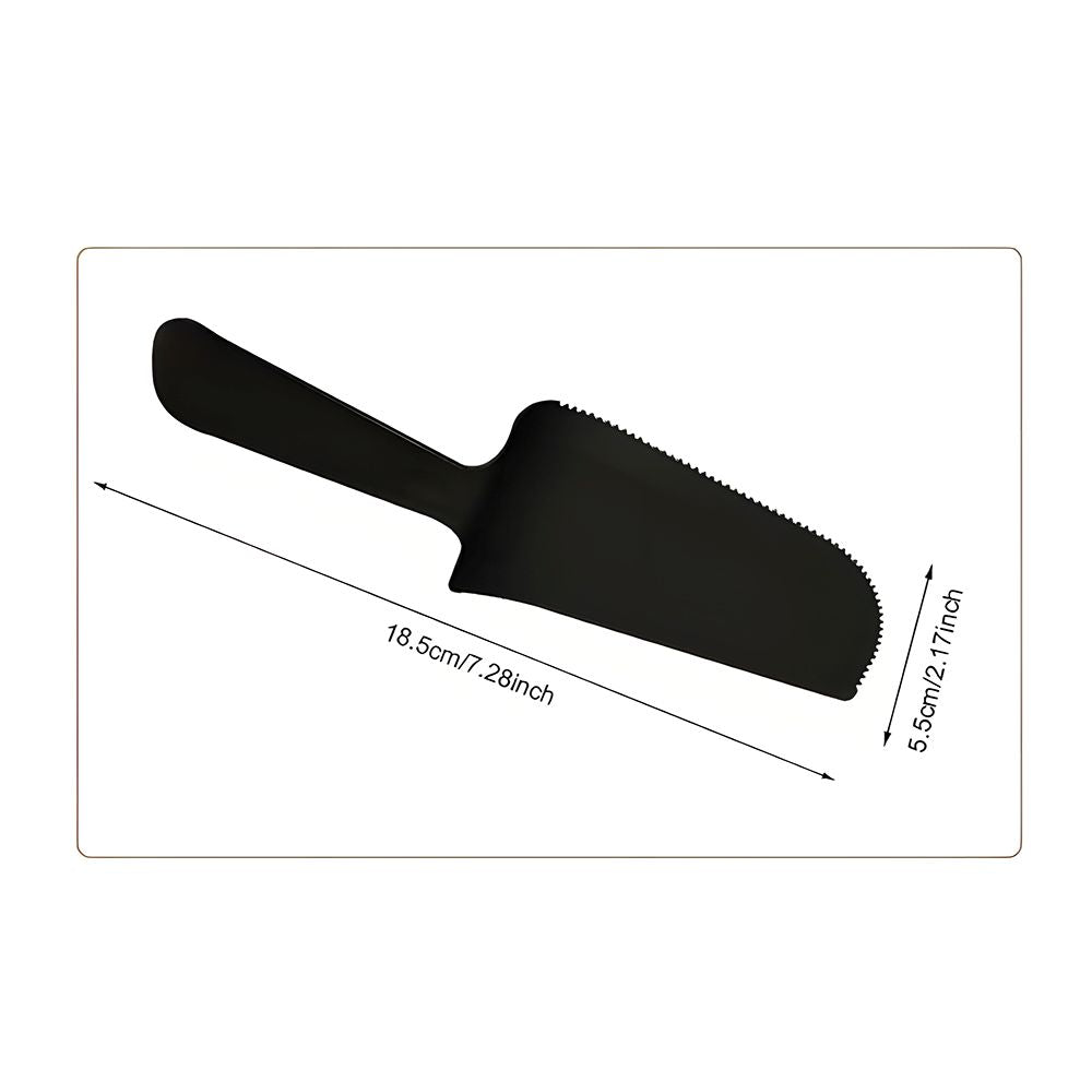 Black, serrated cake server on a white background, measuring 18.5 cm in length and 5.5 cm in width. Sleek and modern design.