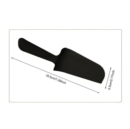 Black, serrated cake server on a white background, measuring 18.5 cm in length and 5.5 cm in width. Sleek and modern design.